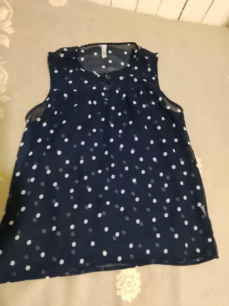 Blusa sin mangas azul con lunares