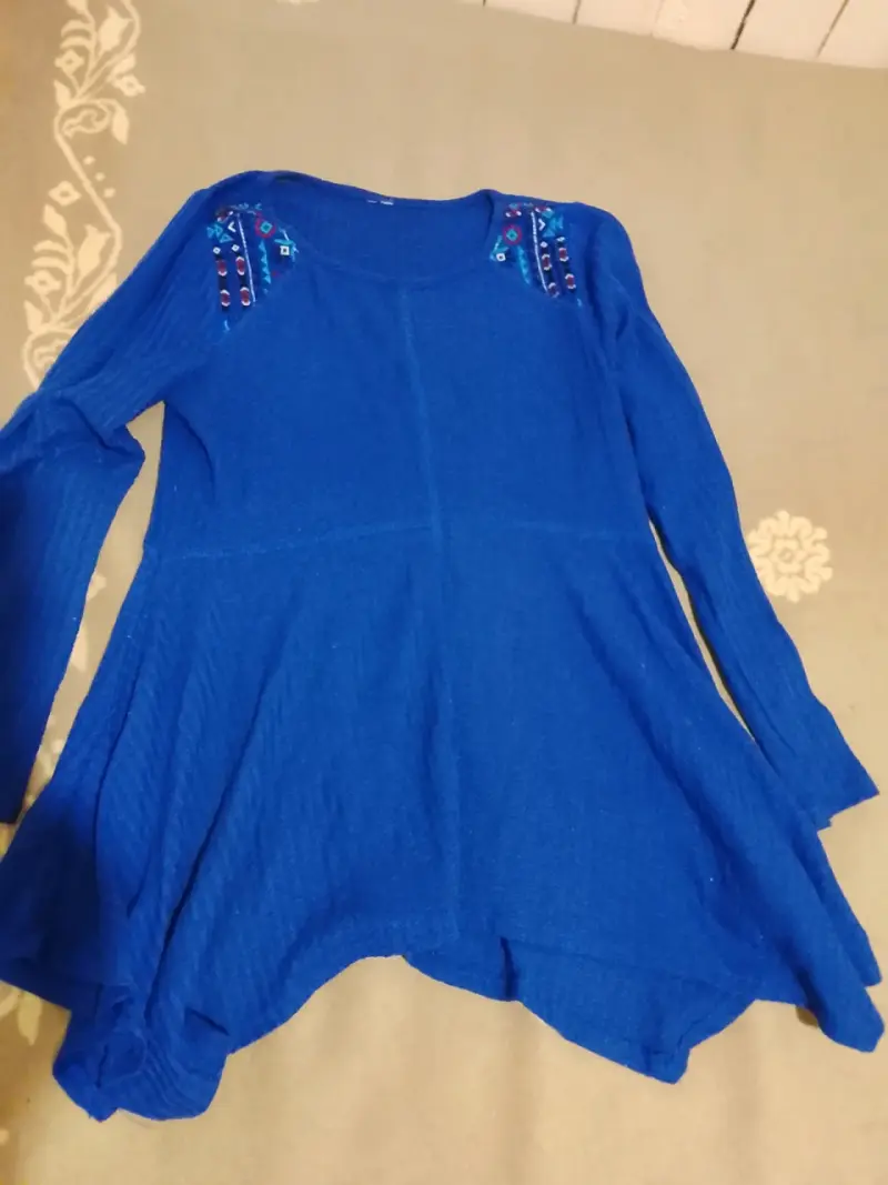 Blusa azul con detalles bordados
