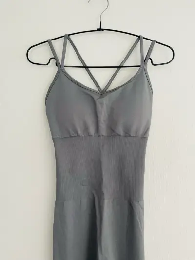 Enterito deportivo gris con espalda descubierta - miniatura 5