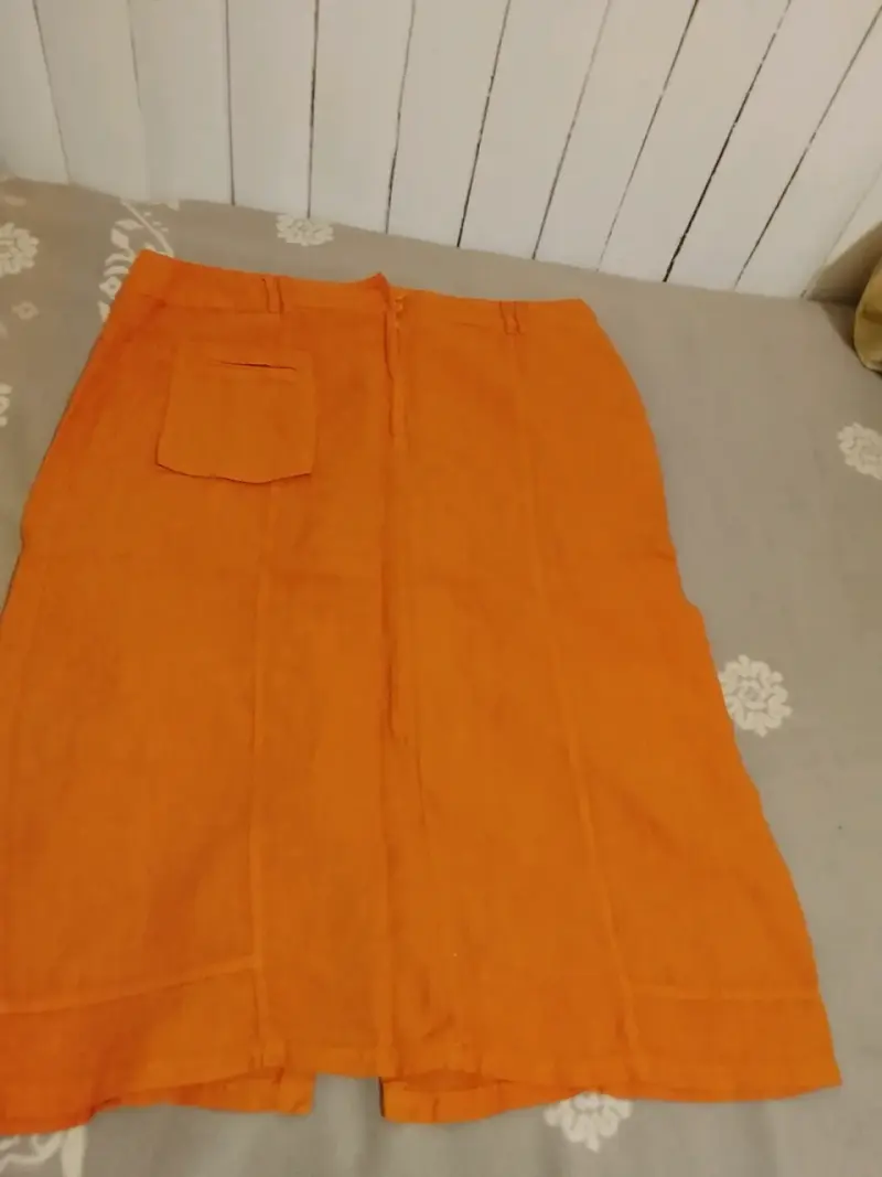 Falda naranja de lino con bolsillo trasero