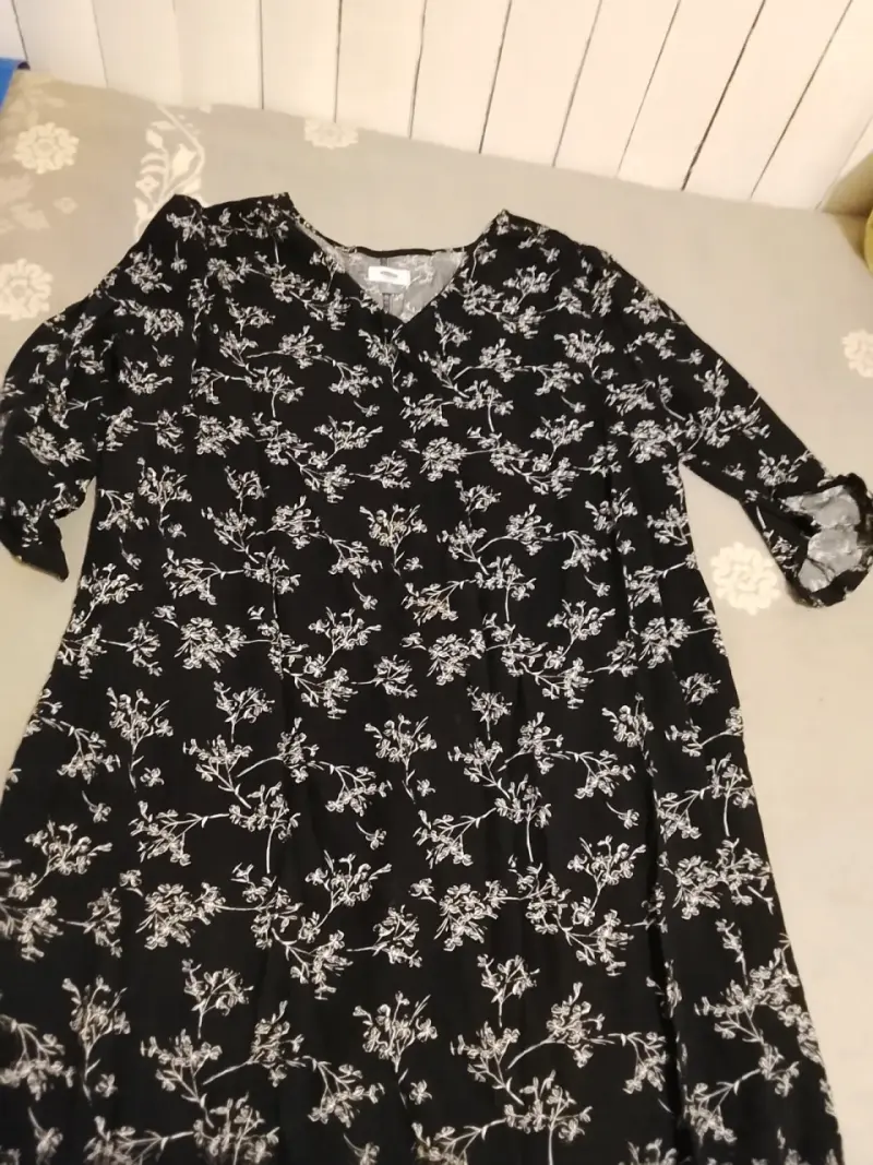 Vestido negro con estampado floral