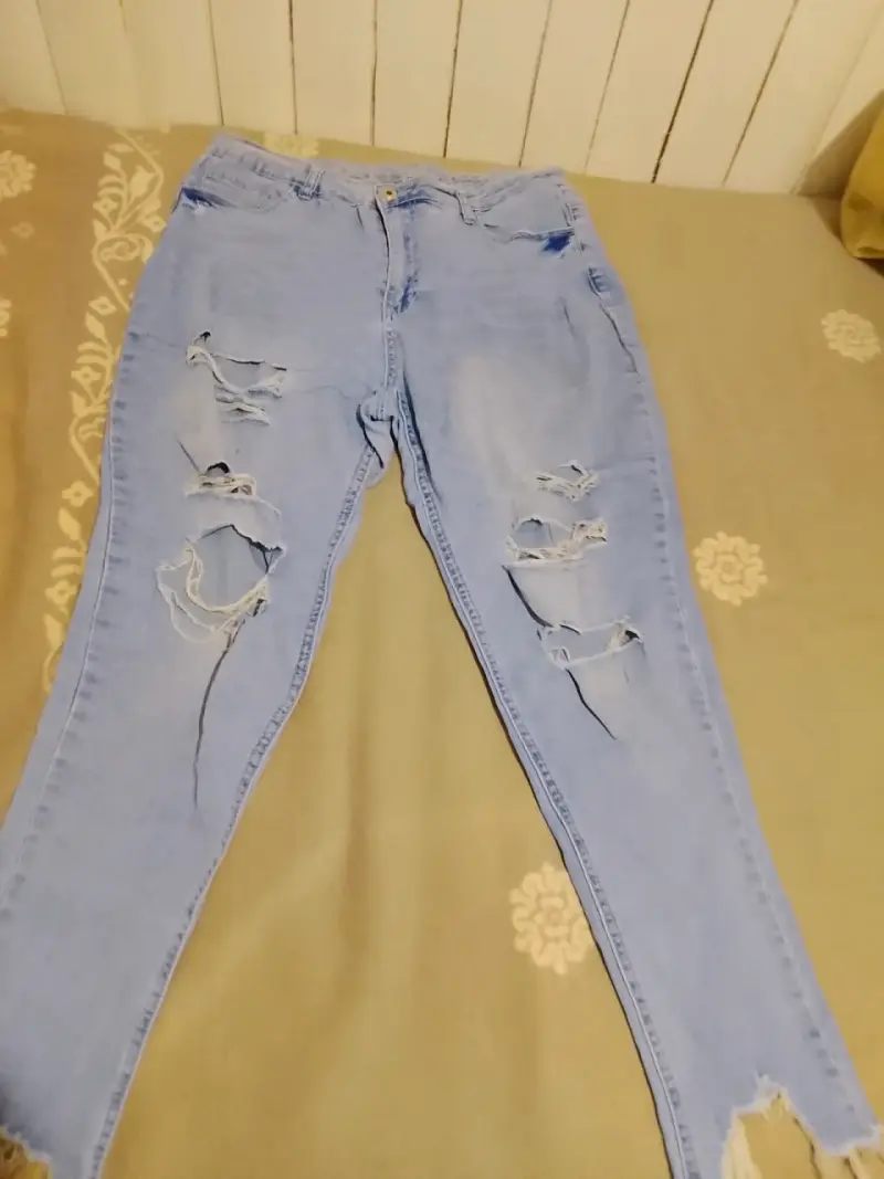 Jeans celestes rasgados para mujer