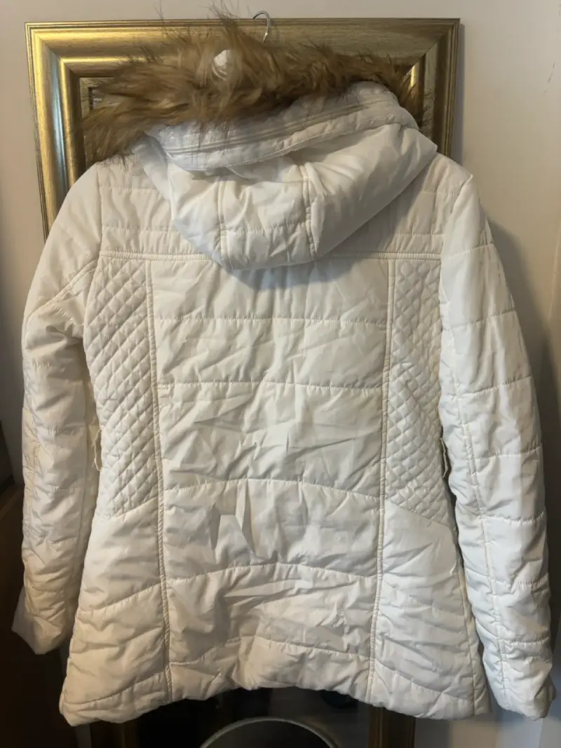 Abrigo blanco Mossimocon capucha de piel sintética - 4