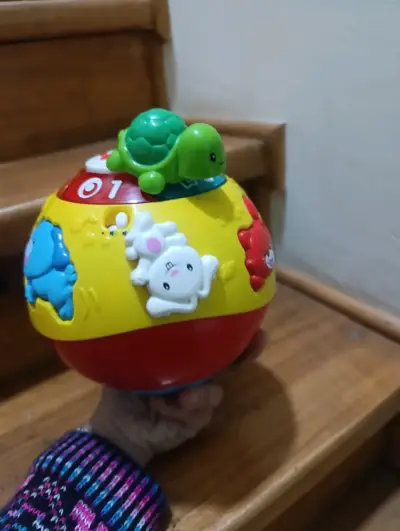 Pelota interactiva musical para bebés - miniatura 3