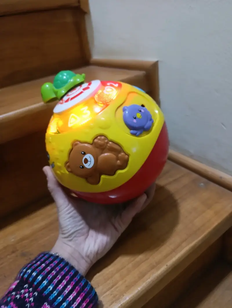 Pelota interactiva musical para bebés - 4