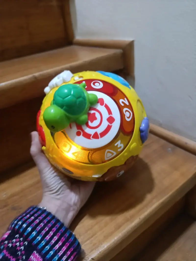 Pelota interactiva musical para bebés - 5