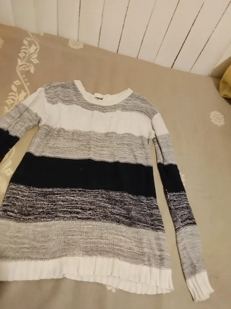Suéter de rayas gris y negro para mujer