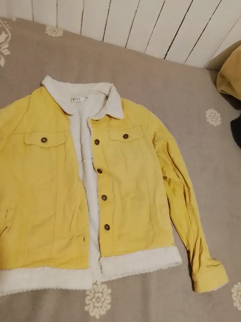 Chaqueta amarilla con forro de lana