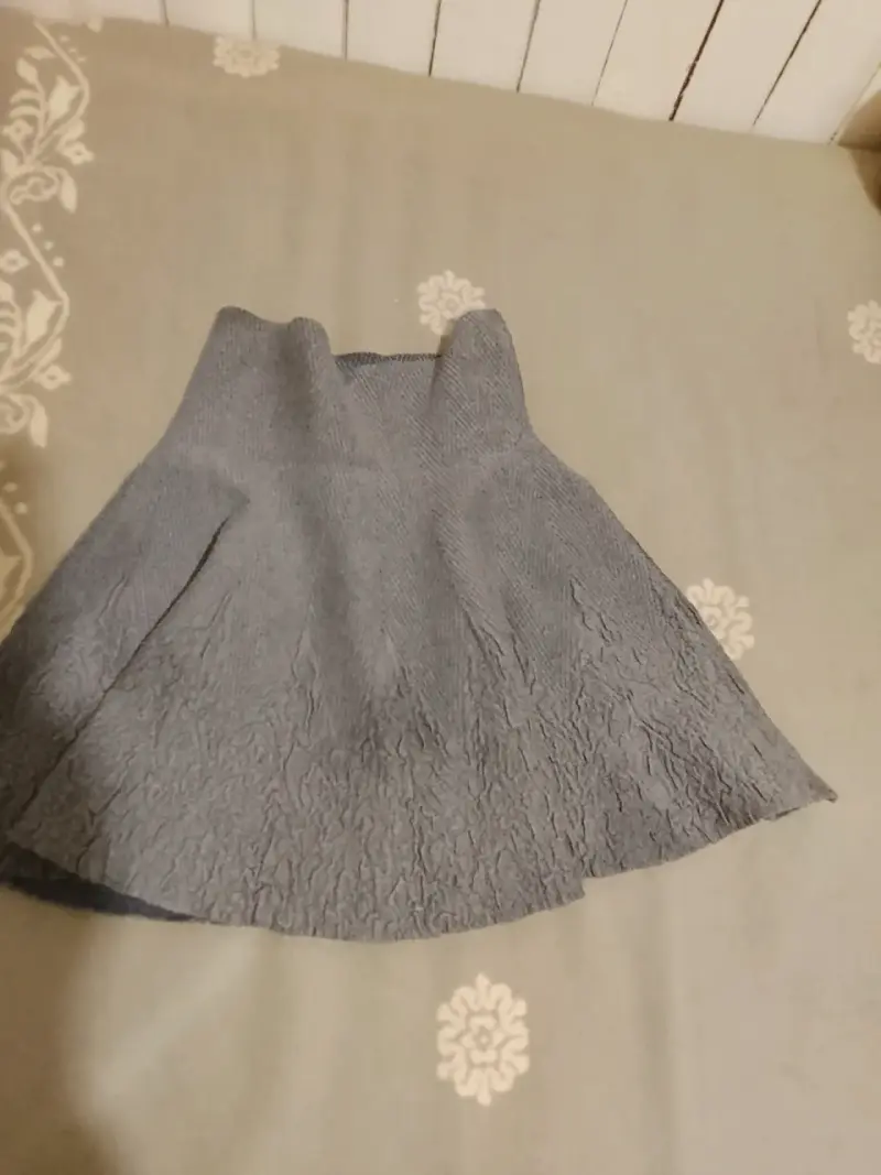 Falda gris acampanada texturizada
