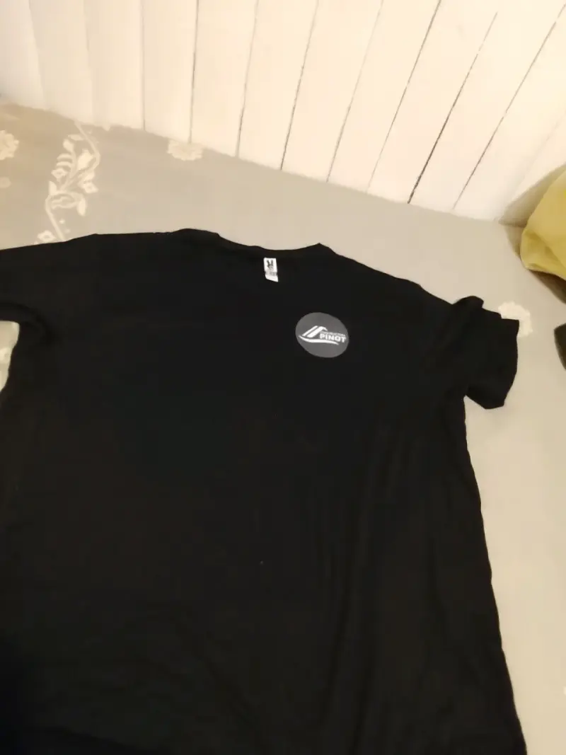 Polera negra marca Pinot