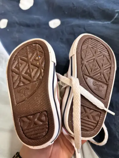 Zapatillas de bebé blancas con cordones - miniatura 2