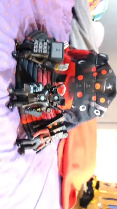 Gorro de titan spekerman y figuritas de titanes - miniatura 1