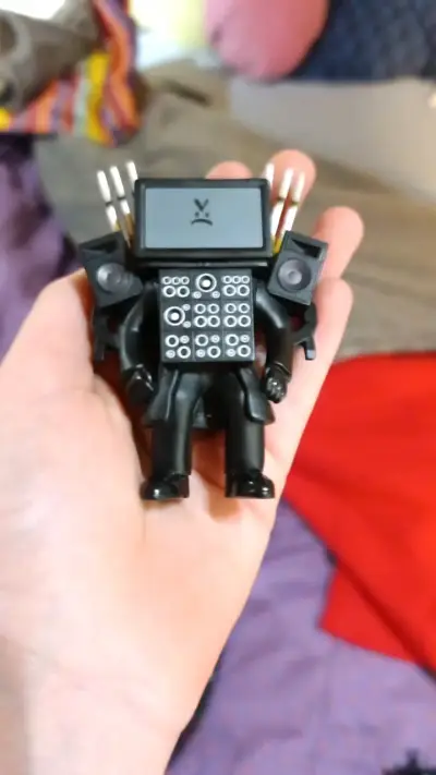 Gorro de titan spekerman y figuritas de titanes - miniatura 2