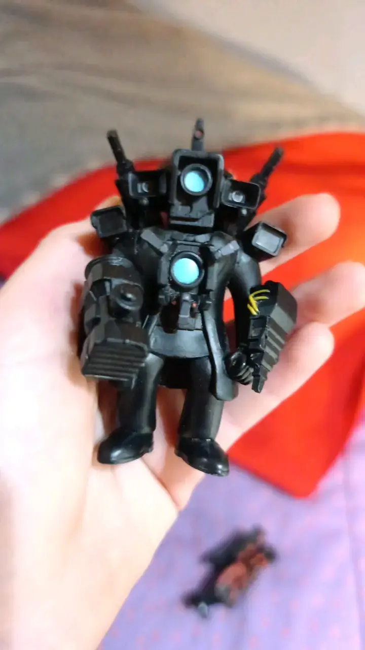 Gorro de titan spekerman y figuritas de titanes - 3