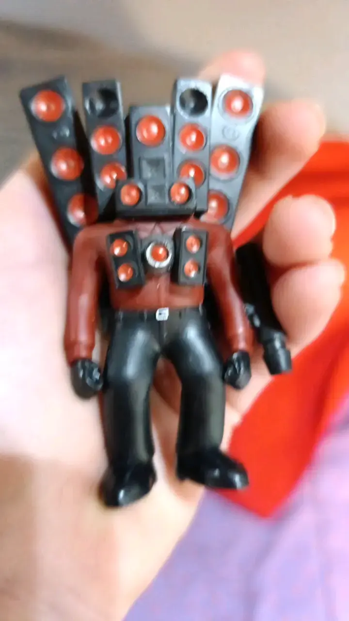 Gorro de titan spekerman y figuritas de titanes - 4
