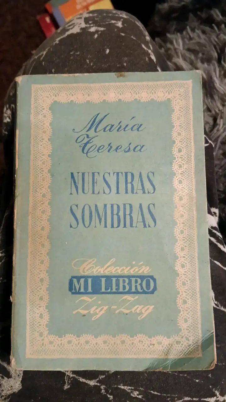 Libro antiguo 'Nuestras Sombras' de María Teresa - 1