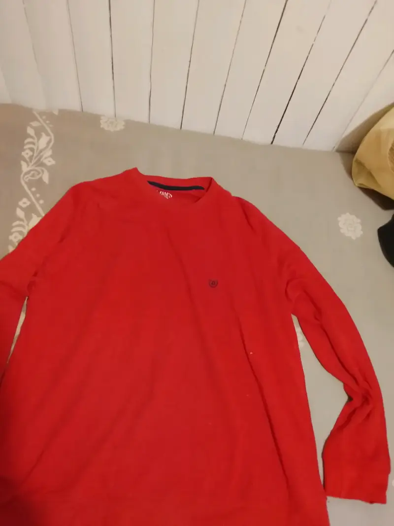 Suéter rojo de hombre marca Polo