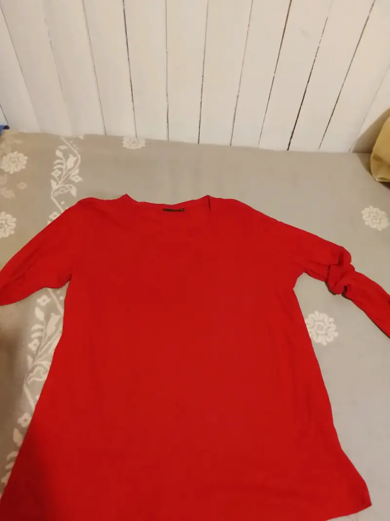 Polera roja de manga larga para mujer