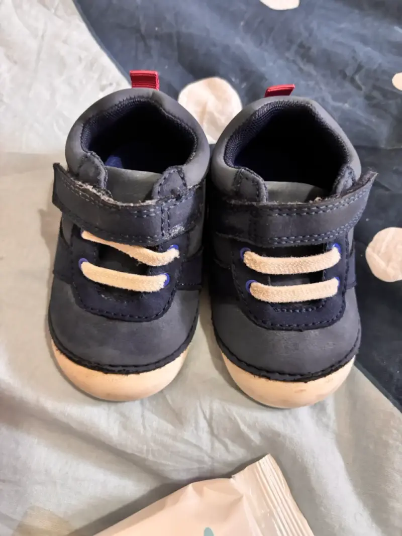 Zapatillas de bebé azul marino con velcro - 1