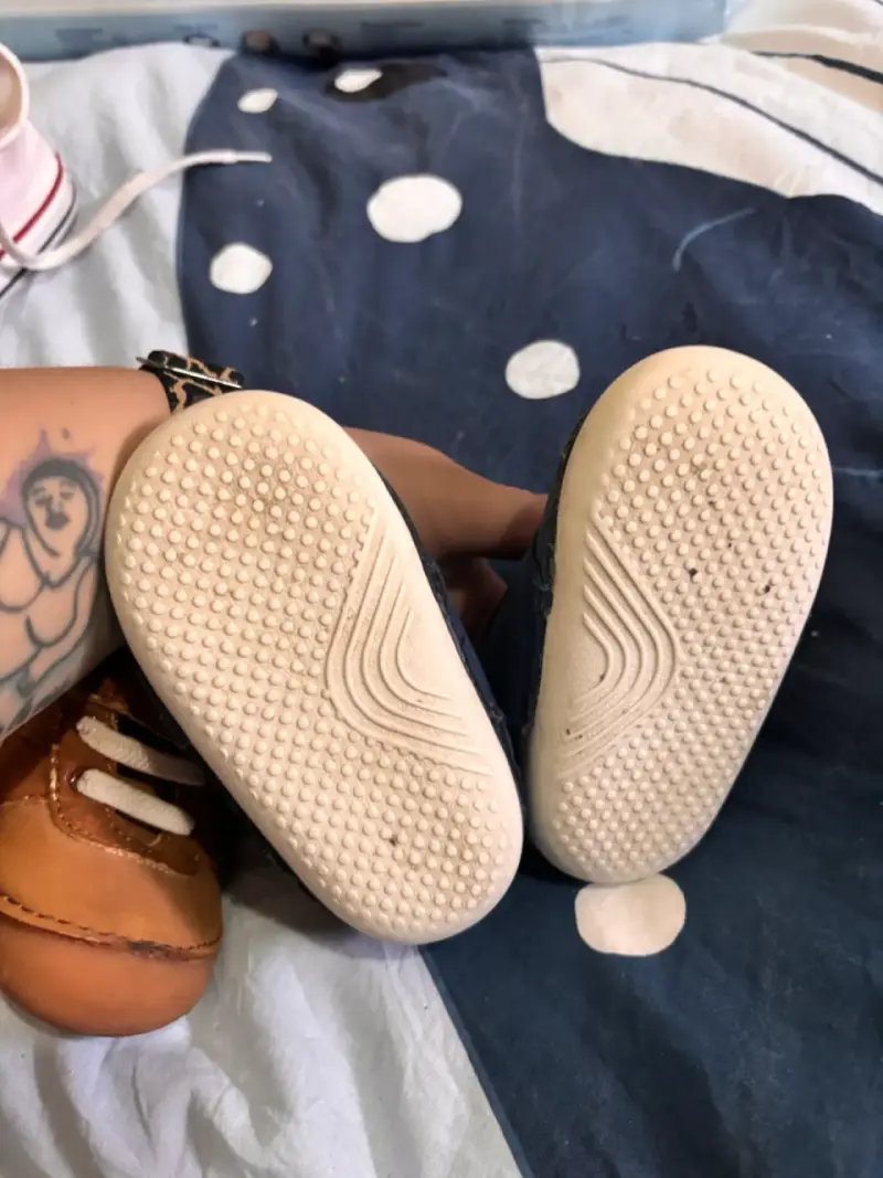 Zapatillas de bebé azul marino con velcro - 2