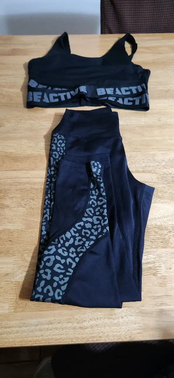 Conjunto deportivo Beactive negro con estampado - 1