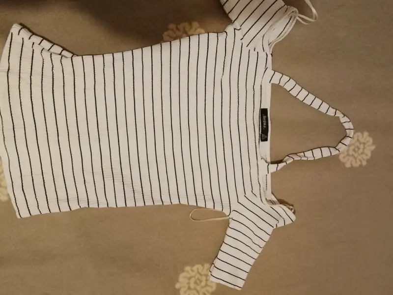 Polera de rayas blancas y negras Bershka
