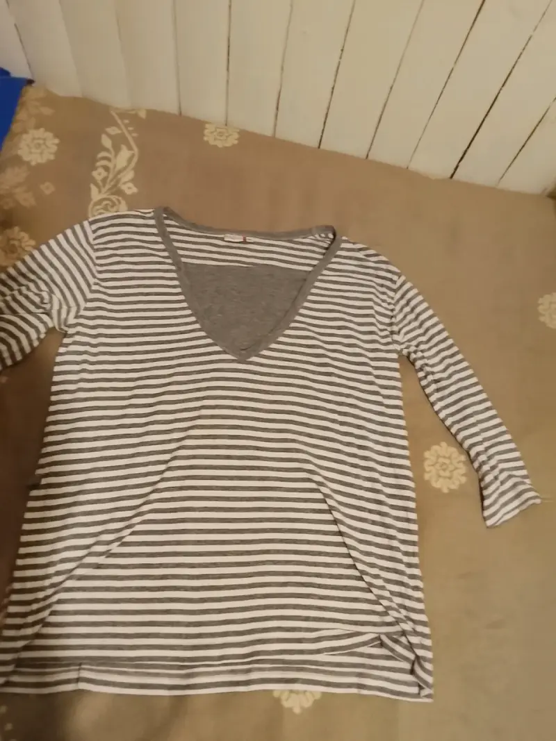 Polera rayada de manga larga gris y blanca
