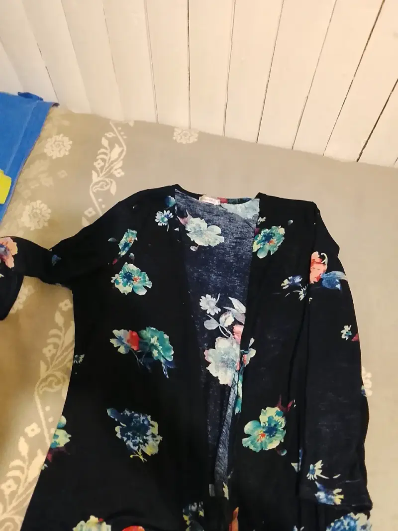 Cárdigan floral negro para mujer