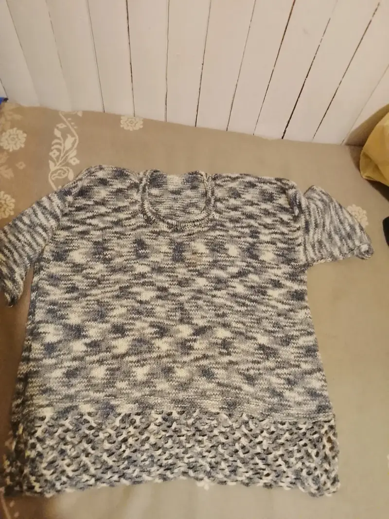 Suéter tejido gris y blanco para mujer