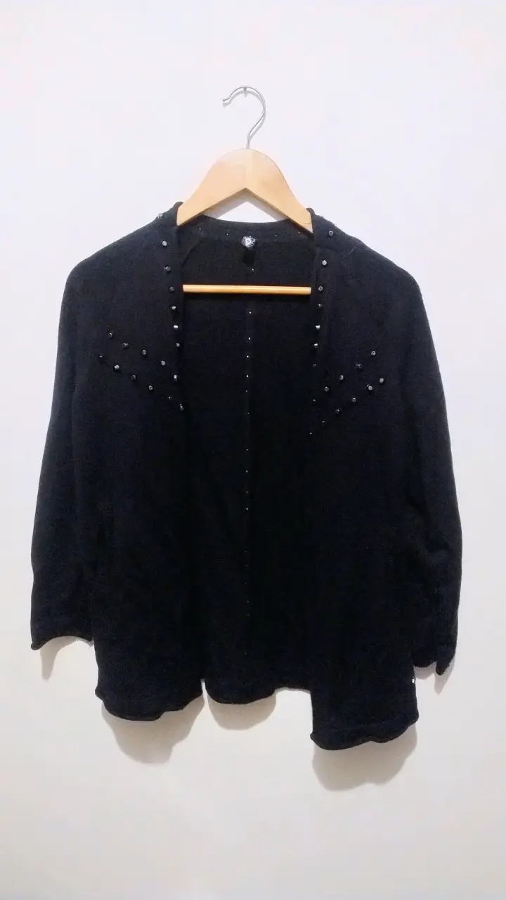 Cardigan negro con detalles de perlas - 1