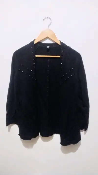 Cardigan negro con detalles de perlas - miniatura 1