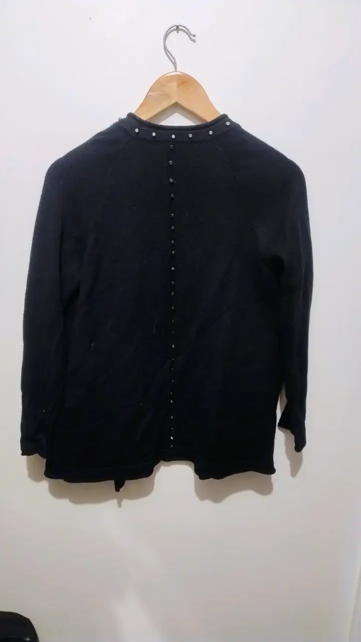 Cardigan negro con detalles de perlas - 2