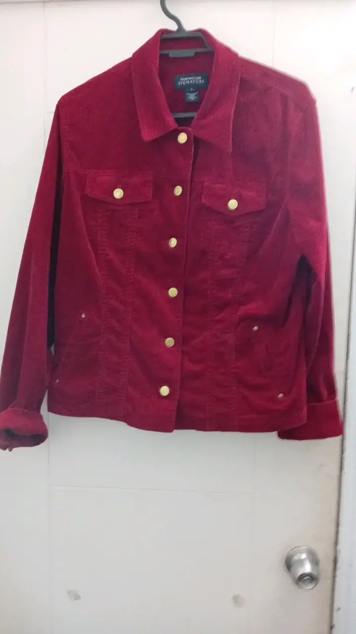 Chaqueta de cottelle burdeo con botones dorados