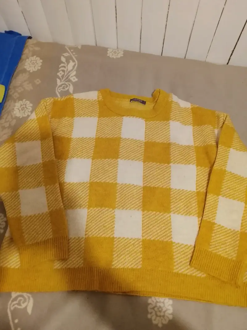 Suéter a cuadros amarillo y blanco
