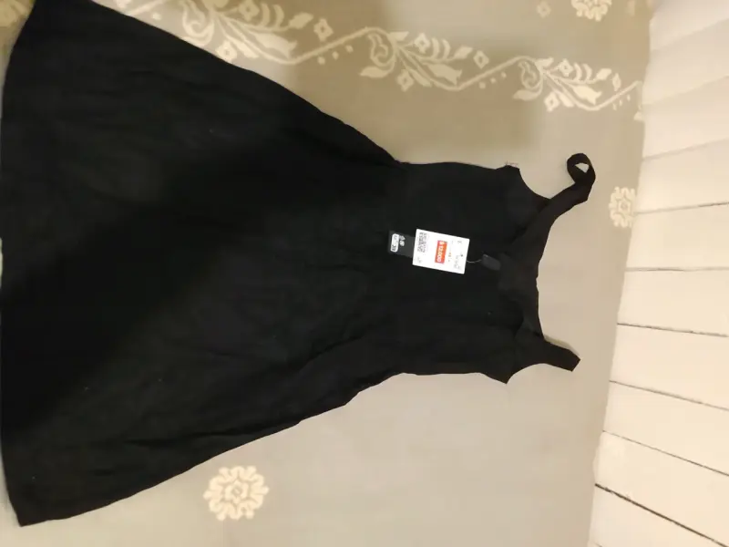 Vestido negro sin mangas con etiqueta