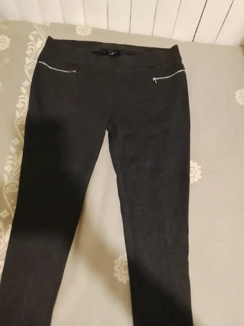 Pantalones negros con cierre decorativo