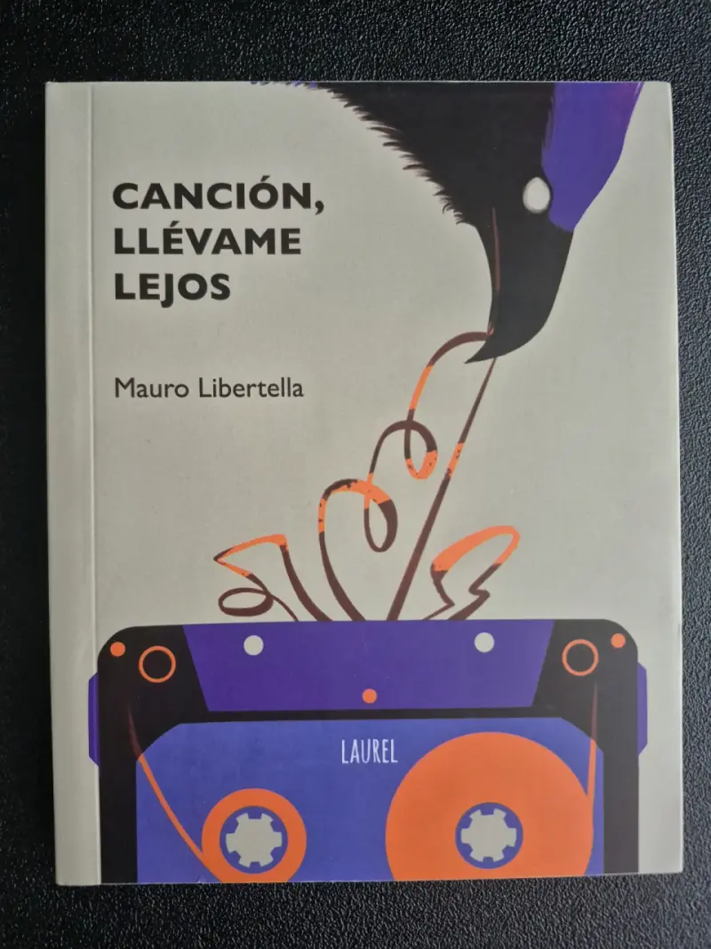 Libro 'Canción, llévame lejos' de Mauro Libertella