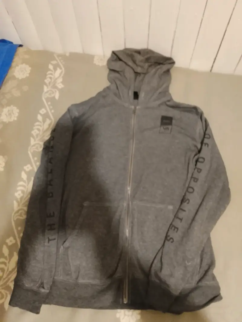 Polerón gris con capucha y cierre