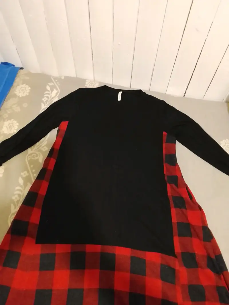 Vestido a cuadros negro y rojo