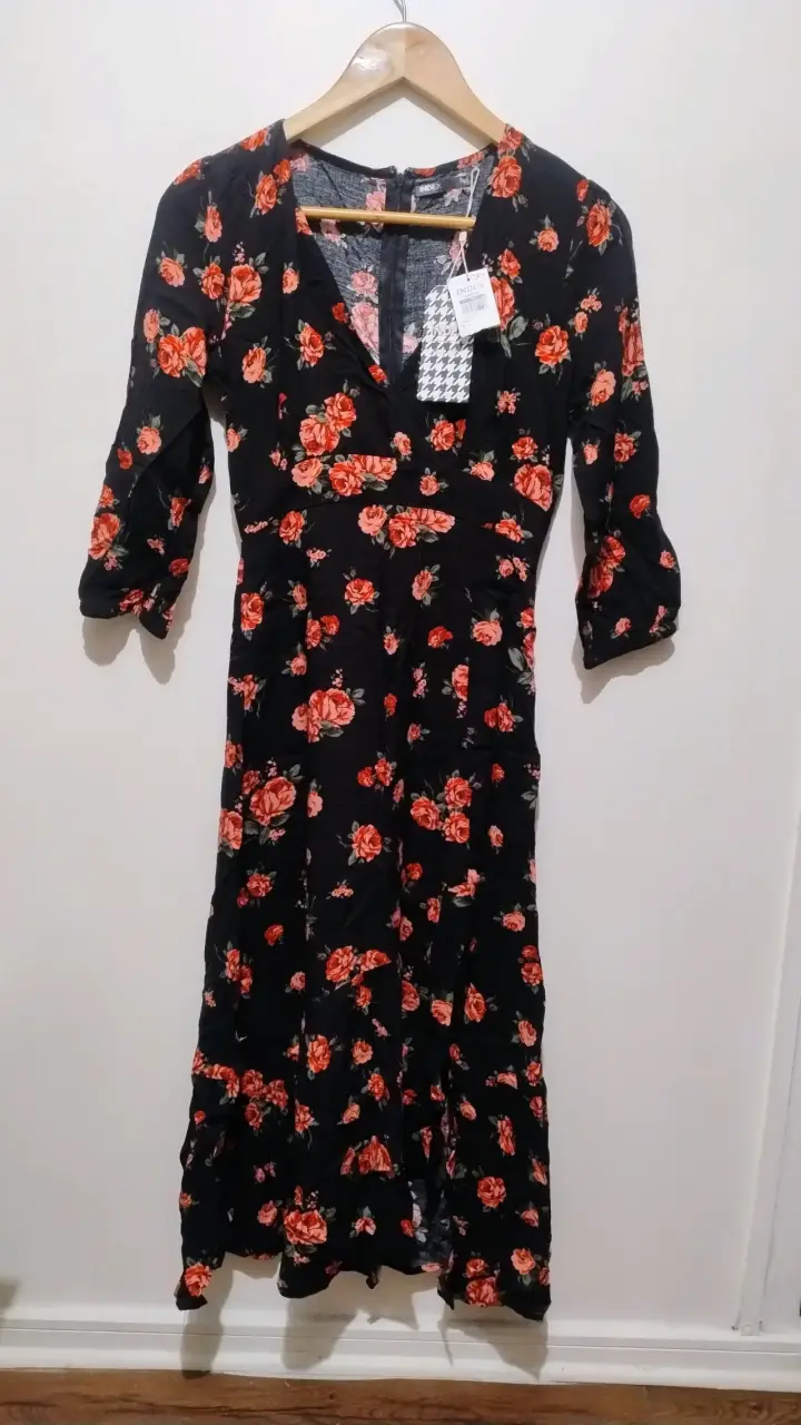 Vestido floral negro con mangas 3/4 - 1