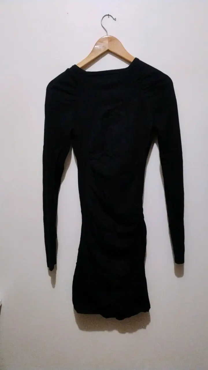 Vestido negro ajustado de manga larga - 2