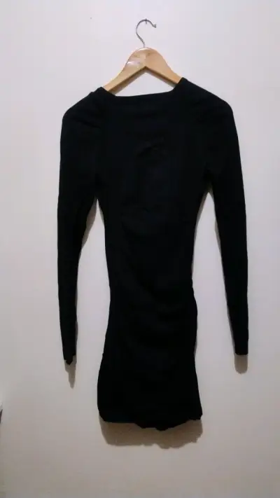 Vestido negro ajustado de manga larga - miniatura 2
