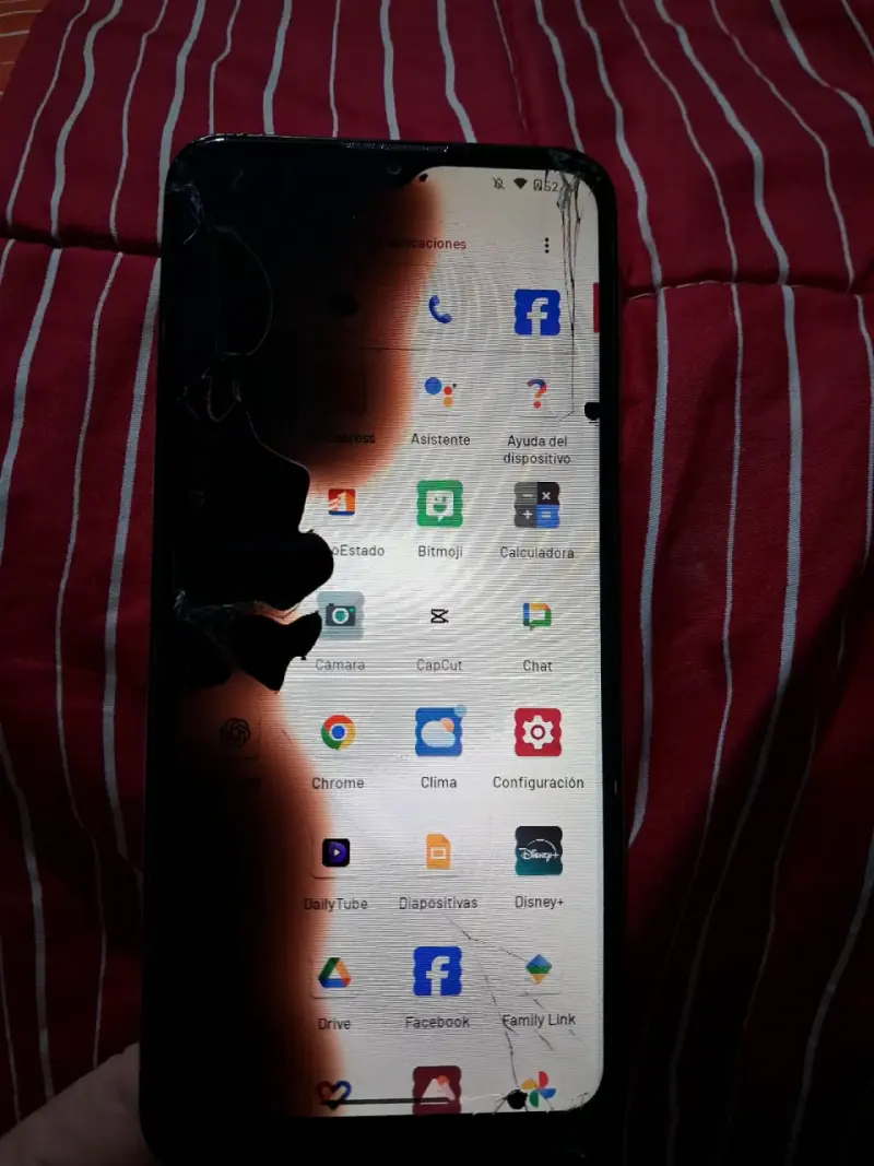 Smartphone Motorola con pantalla dañada - 2