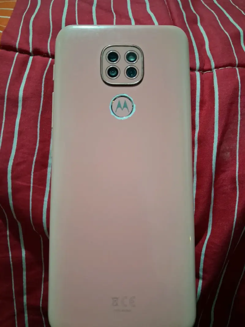 Smartphone Motorola con pantalla dañada - 3