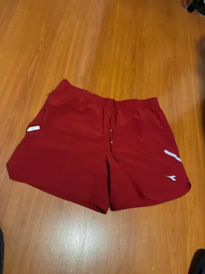 Shorts deportivos rojos con detalles reflectantes - miniatura 1