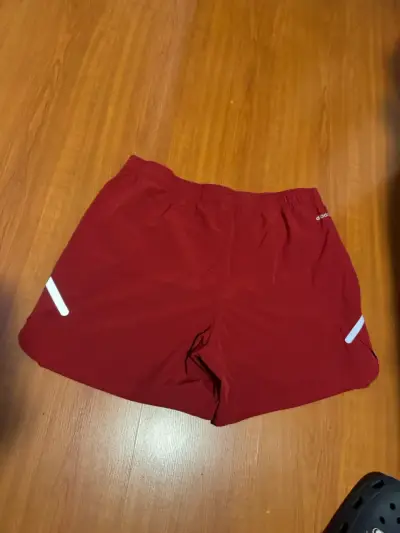Shorts deportivos rojos con detalles reflectantes - miniatura 2
