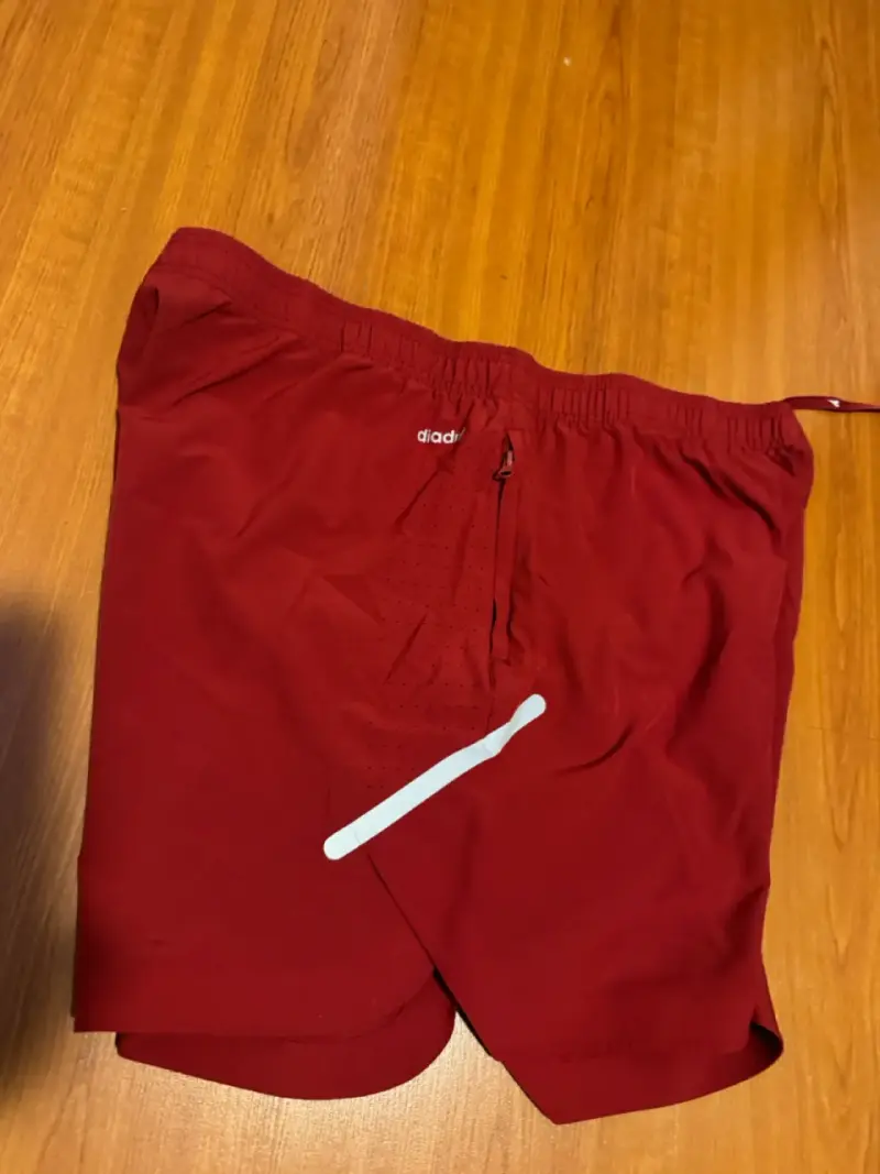 Shorts deportivos rojos con detalles reflectantes - 3