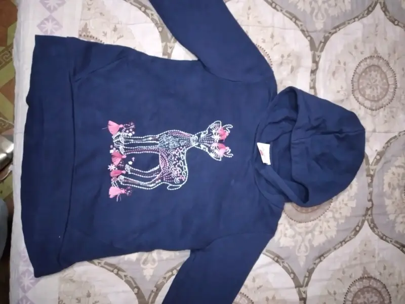 Polerón azul con capucha y diseño de ciervo - 1