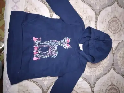 Polerón azul con capucha y diseño de ciervo - miniatura 1
