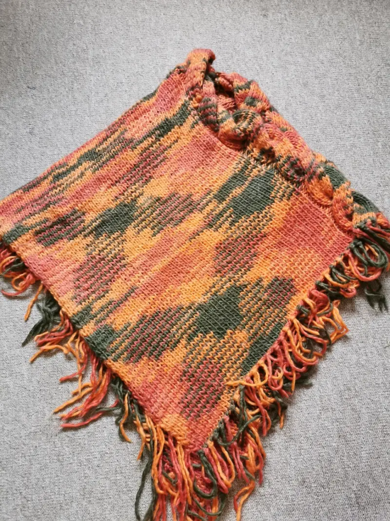 Poncho tejido a mano multicolor con flecos